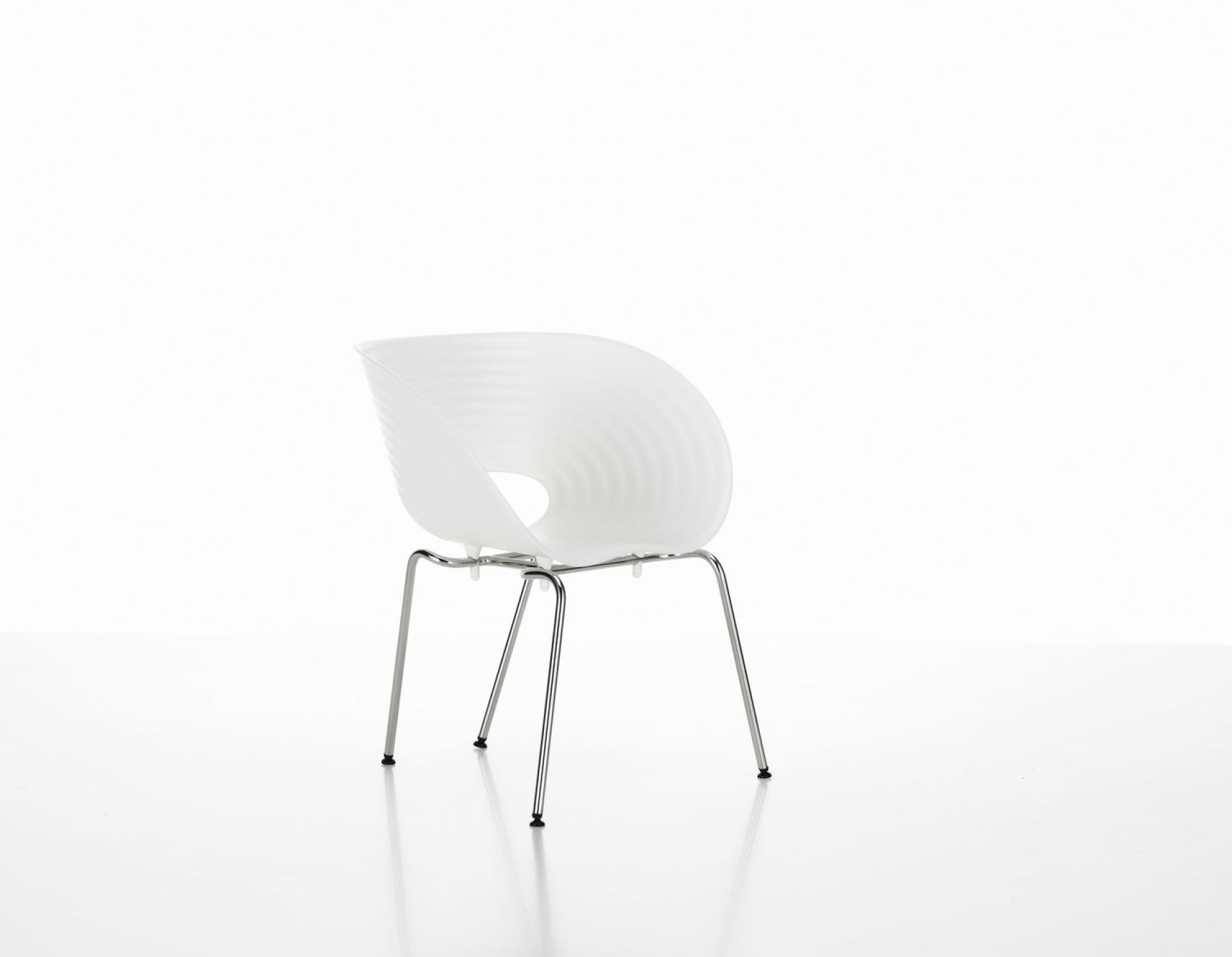 Vitra Tom Vac Miniatur Stuhl [1999] mit weißer Sitzschale und verchromtem Stahlrohrgestell.